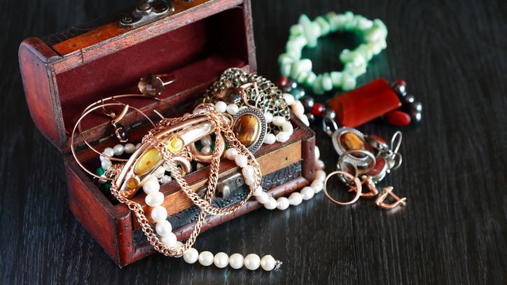 Prosta i stonowana biżuteria jest najbardziej uniwersalna - sprawdzi się niemal w każdych okolicznościach