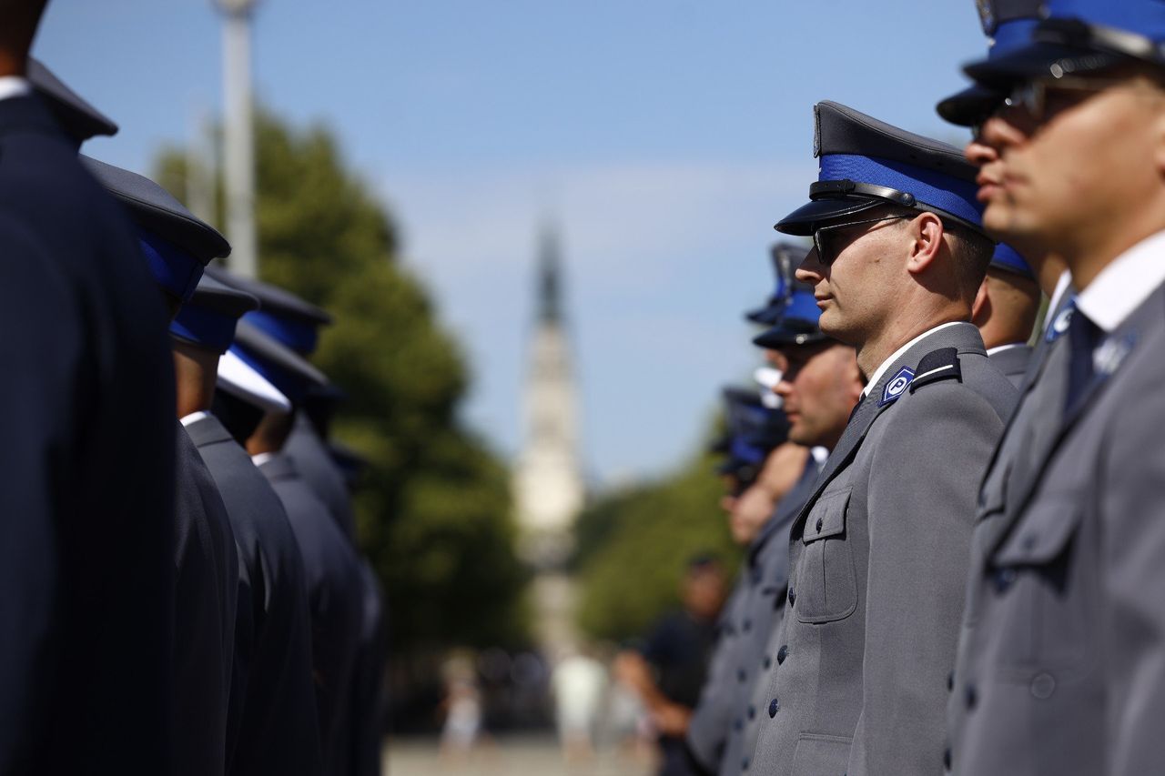 Żar lał się z nieba, a oni świętowali. Dzień Policji w Częstochowie: awanse, wyróżnienia i goście na Placu Biegańskiego.