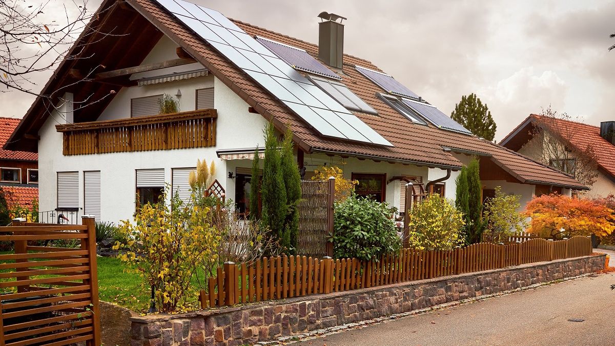 panele słoneczne na dachu domu