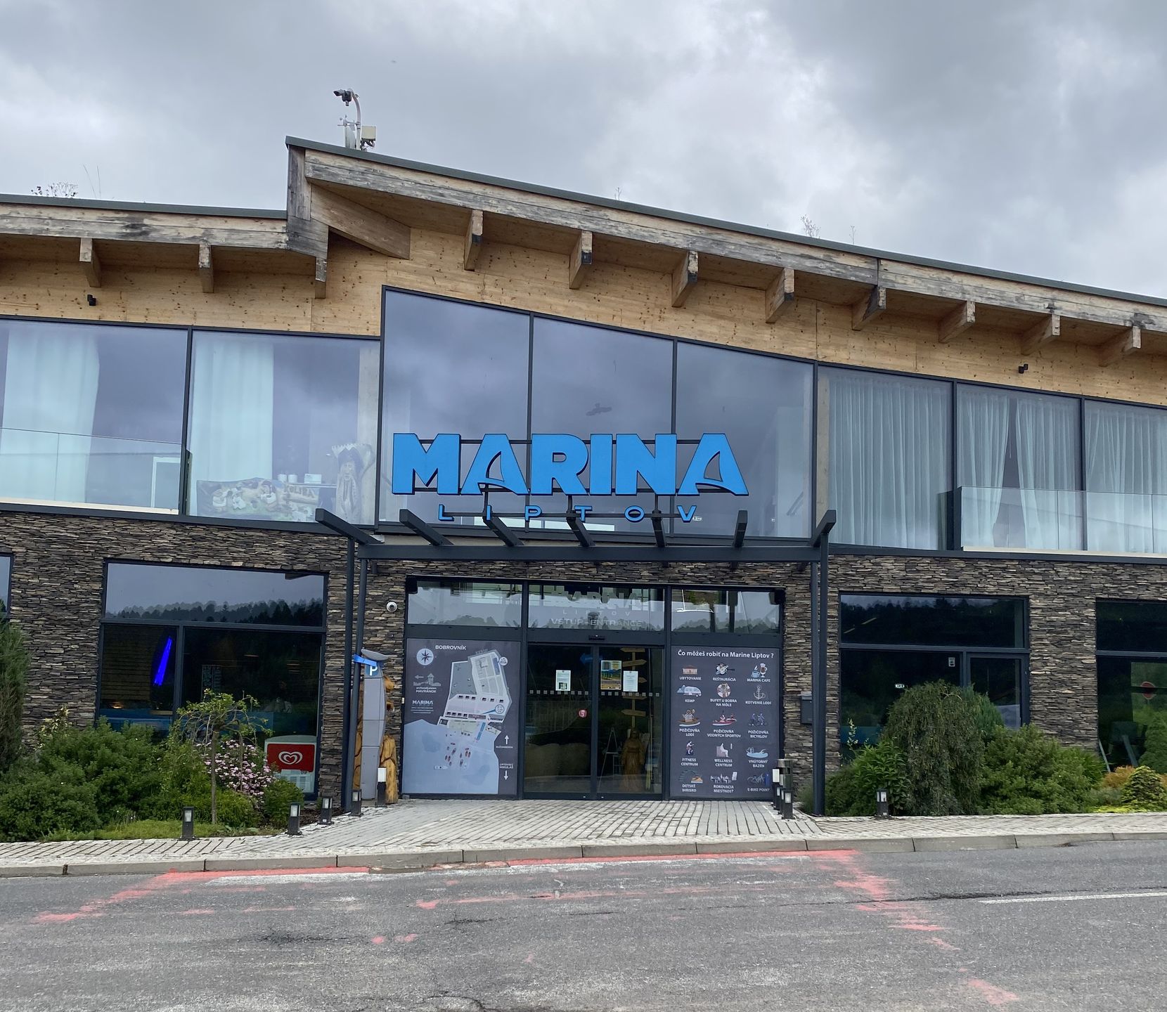 Marina tuż przy zbiorniku retencyjnym