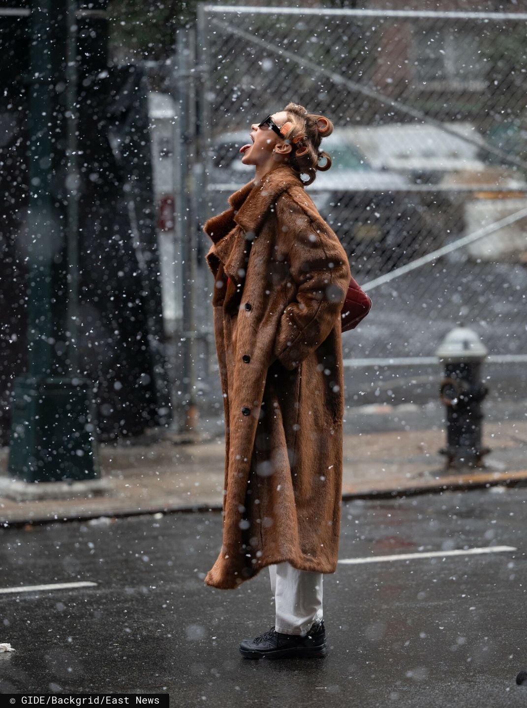 Bella Hadid z wałkami na głowie