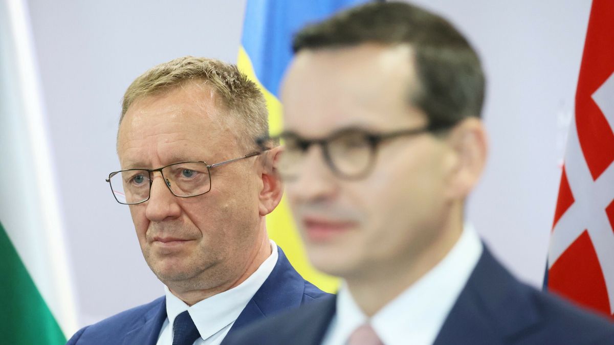 Minister rolnictwa Robert Telus (L) i premier Mateusz Morawiecki (P)