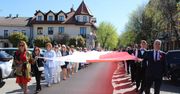 Krzeszowice: Przemarsz ze stumetrową flagą ulicami miasta