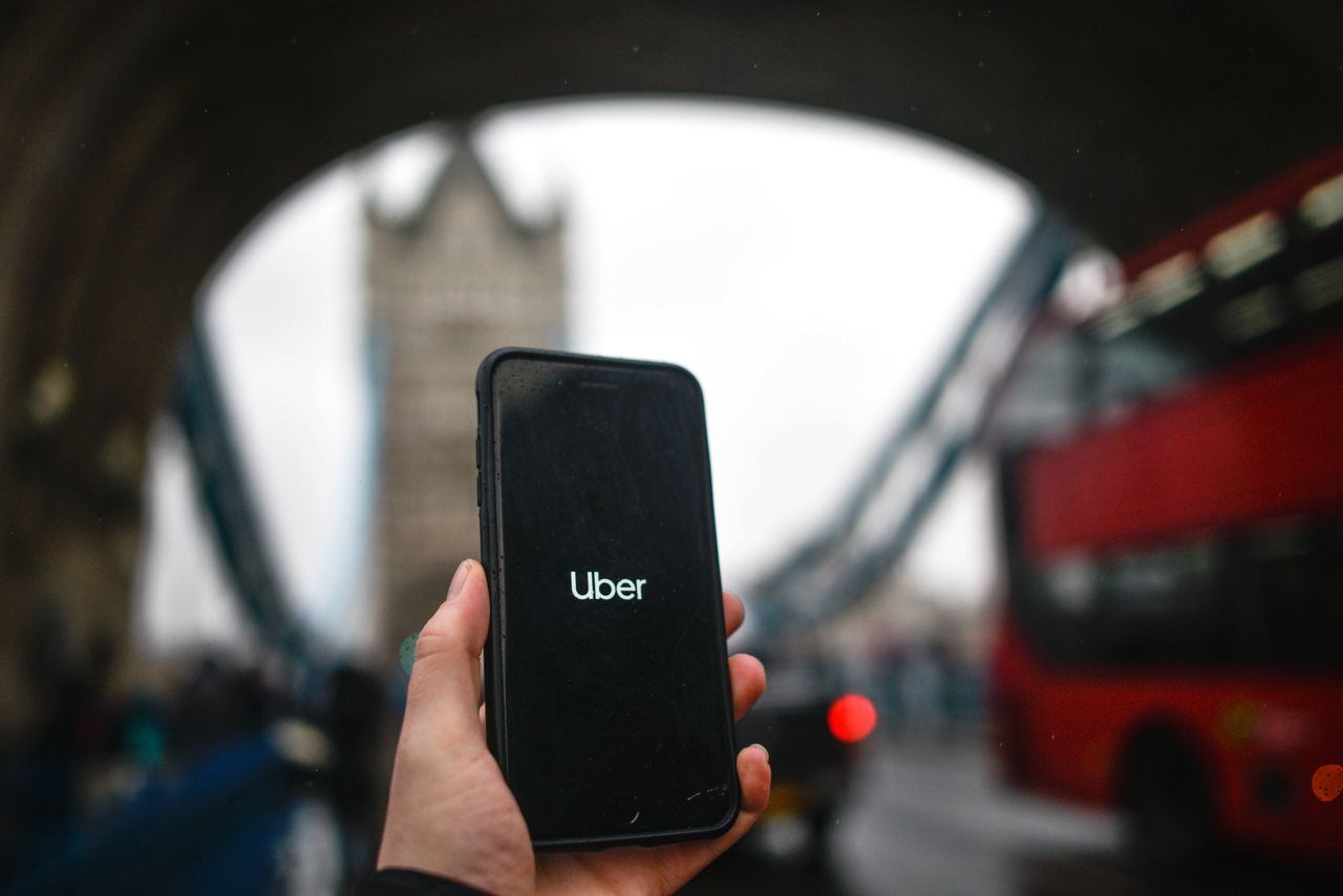 Uber chce jeszcze bardziej dbać o bezpieczeństwo pasażerów, fot. Getty Images