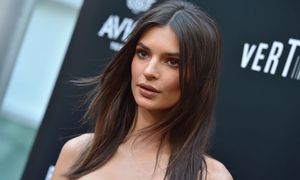 Ratajkowski w sukience, która niewiele zasłania. Ten trend znów króluje