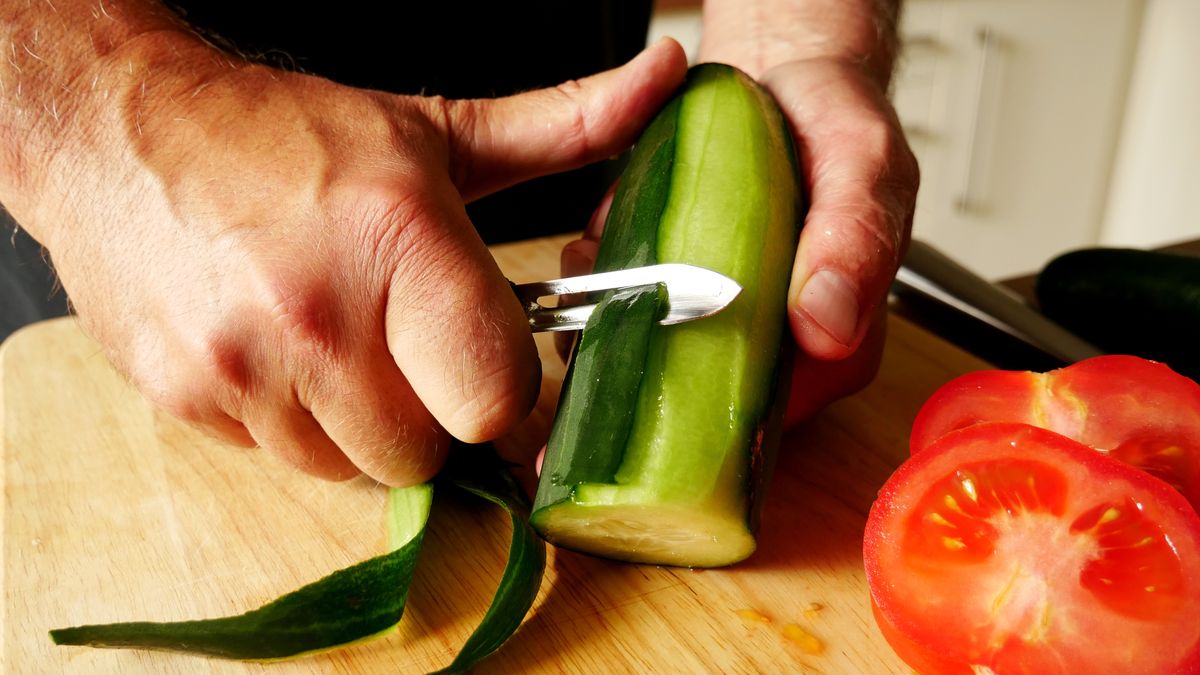 Jak poprawnie obierać ogórki?