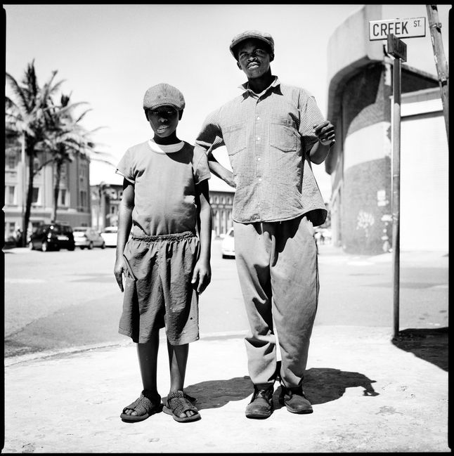 Zdjęcie "Dzieci Nocy" to portret dwóch młodych chłopców pochodzących z Durban w RPA. Nie byłoby w nim nic dziwnego, gdyby nie to, że są oni członkami gangu i każdej nocy muszą stawiać czoła wyzwaniom ulic.