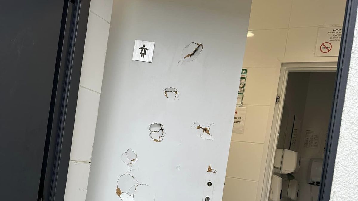 Zielona Góra: Radny pokazał, jak została zdewastowana publiczna toaleta