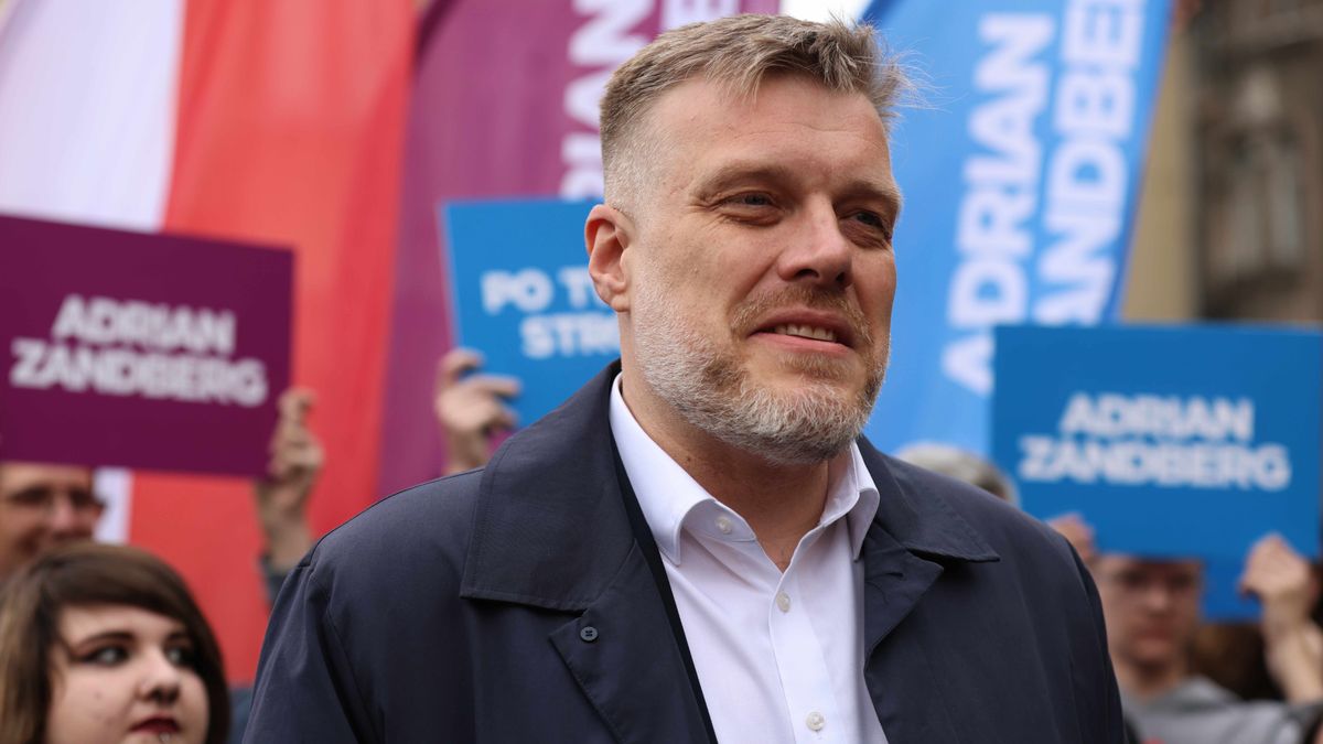 Katowice, 10.05.2025. Wybory Prezydenta RP 2025 - kampania. kandydat Partii Razem na prezydenta Adrian Zandberg podczas otwartego spotkania z wyborcami w Katowicach, 10 bm. (jm) PAP/Kasia Zaremba