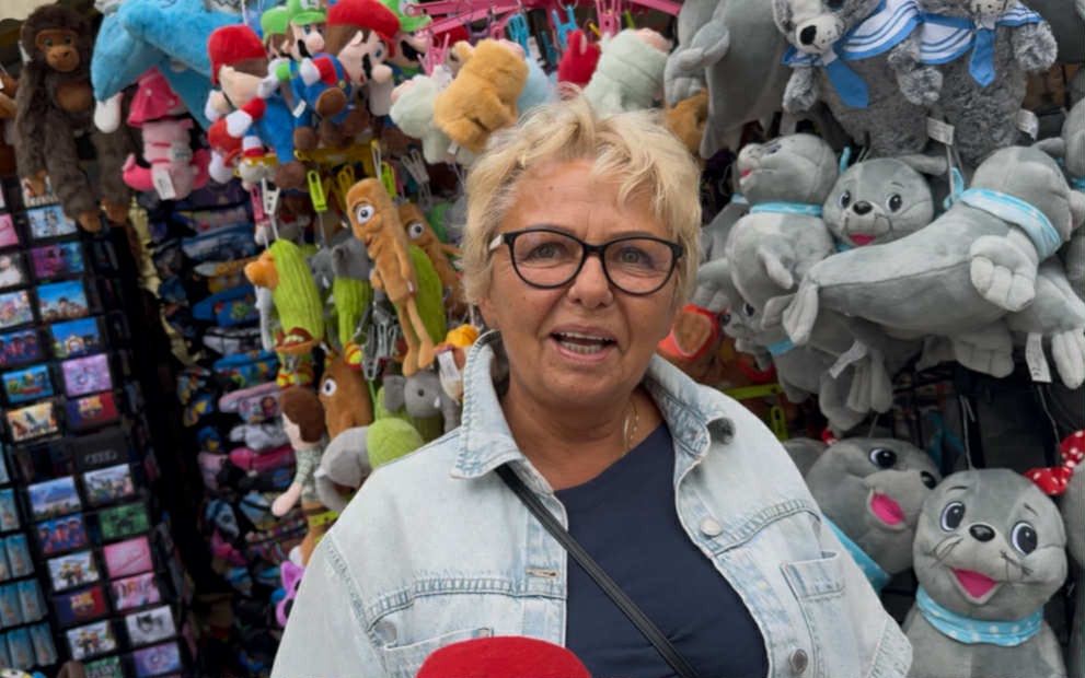 - Babcia płaci, wnuczek kupuje - mówi Bożena.