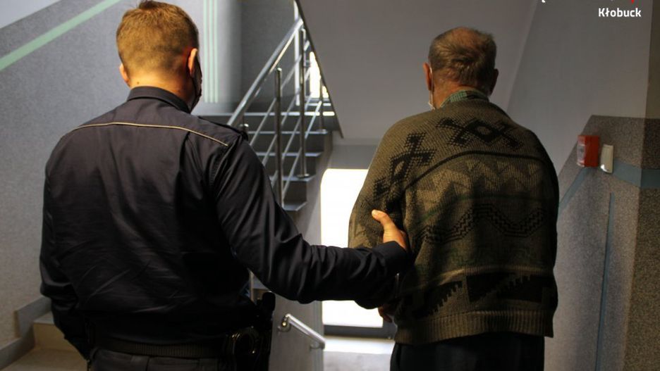 Śląskie. Kłobuccy policjanci przywitani zostali widłami i deskami.