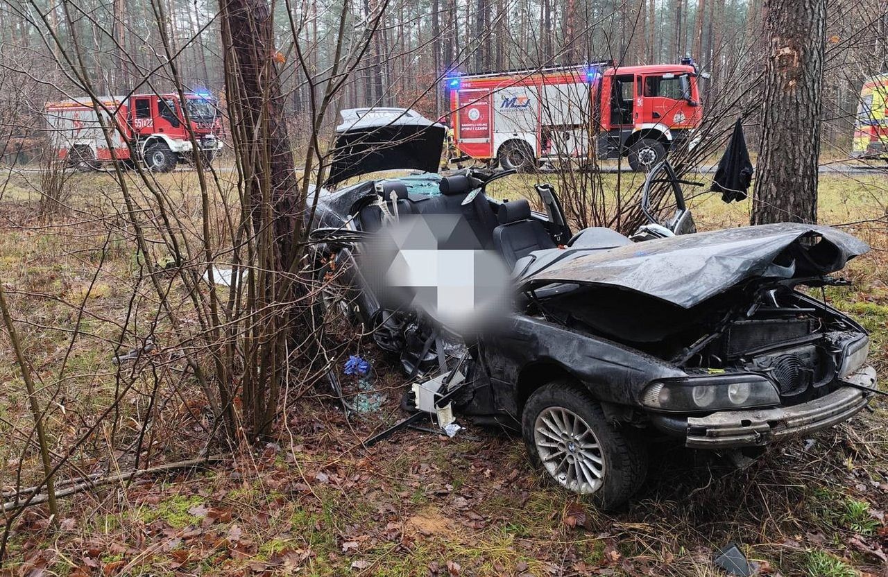 BMW zamieniło się w strzępy. Jedna osoba nie żyje