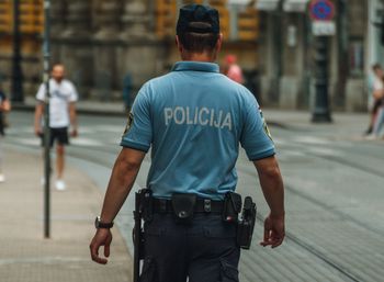 Włoszka dostała mandat za korzystanie z telefonu. Tłumaczyła, że trzymała cukinię