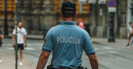 Włoszka dostała mandat za korzystanie z telefonu. Tłumaczyła, że trzymała cukinię