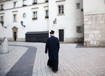 Ksiądz sypiał z parafianką. Kontrowersyjna decyzja Kościoła