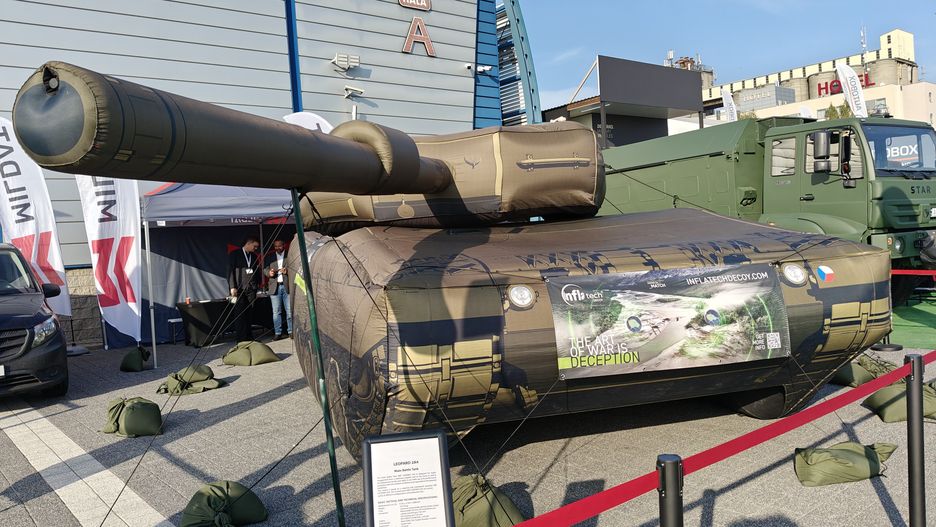 Czeska dmuchana makieta czołgu Leopard 2A4.