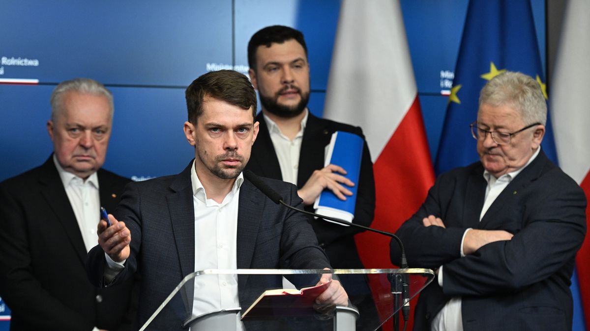 Micha� Ko�odziejczak, Czes�aw Siekierski, Jacek Czerniak, Adam Nowak
Warszawa, 25.02.2024. Minister rolnictwa i rozwoju wsi Czes�aw Siekierski (P) i wiceministrowie rolnictwa i rozwoju wsi Micha� Ko�odziejczak (2L), Jacek Czerniak (L) i Adam Nowak (2P) na konferencji po rozmowach z rolnikami i przed posiedzeniem ministr�w rolnictwa pa�stw UE w Brukseli w Ministerstwie Rolnictwa i Rozwoju Wsi w Warszawie, 25 bm. (ad) PAP/Radek Pietruszka
Radek Pietruszka
konferencja, MRiRW, prasowa, rolnictwo, rolnicy, bezc�owy handel z Ukrain�, polityk, polityka, protesty, rolnicze, rolnik�w, Zieliny �ad