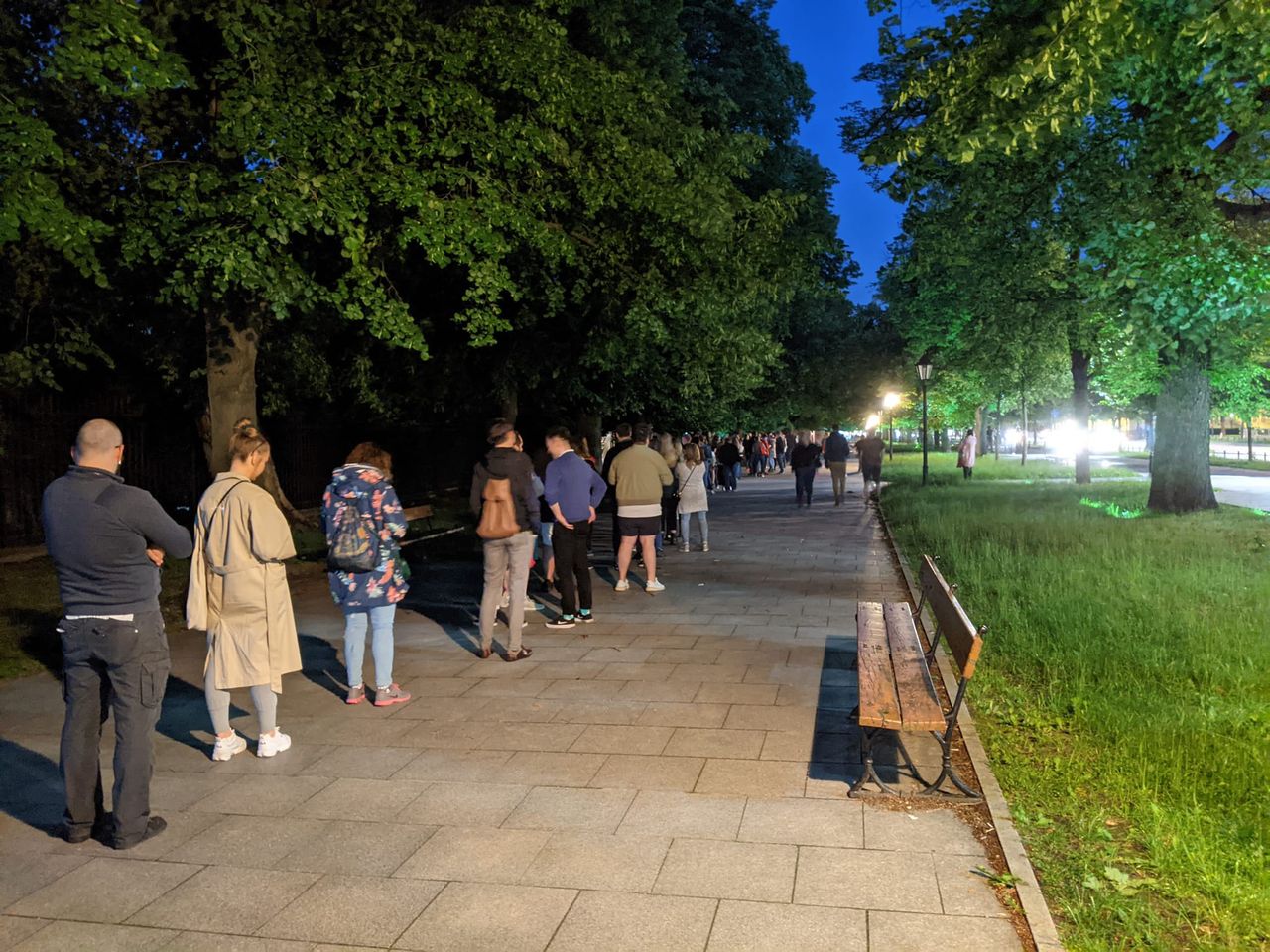 Wielu warszawiaków uznało, że warto stać w kilometrowej kolejce, by zobaczyć to dziwo