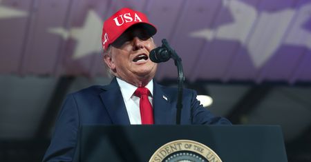 Trump grozi atakami na Iran. "Muszę podjąć decyzję, czy chcę ich unicestwić"