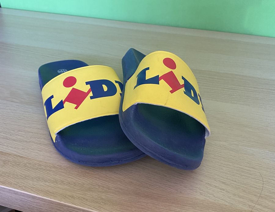 Klapki z logiem Lidla