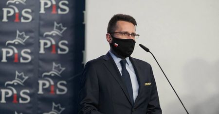 Fundusz Odbudowy. Marcin Warchoł zagłosował "za". Radosław Fogiel komentuje