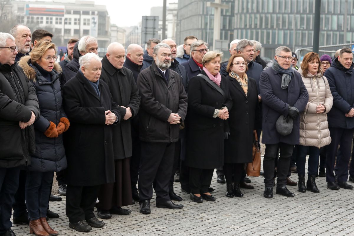 Liczna grupa europosłów PiS towarzyszyła Jarosławowi Kaczyńskiemu podczas ostatniej miesięcznicy smoleńskiej