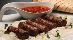Mięsne danie prosto z Bałkanów. Przepis na ćevapčići