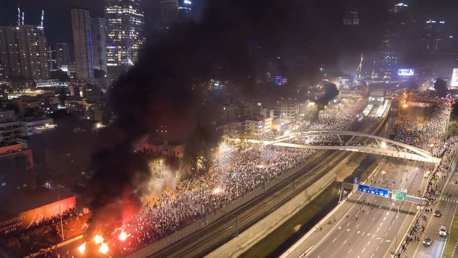 Telewizja Kan twierdzi, że Netanjahu - po potężnych protestach - wycofa się z forsowanej reformy sądownictwa.