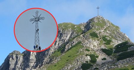 Wspiął się na krzyż na Giewoncie. Internauci bezlitośni: "Janusz w górach"
