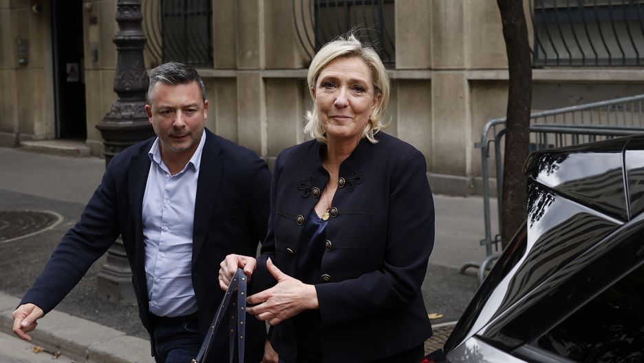 French member of Parliament for far-right Rassemblement National (RN) party Marine Le Pen (R) leaves the party headquarters in Paris, France, 03 July 2024. France's far right National Rally has made significant gains in the first round of parliamentary elections. The second round of the elections for a new Parliament is to be held on 07 July 2024. EPA/YOAN VALAT Dostawca: PAP/EPA.