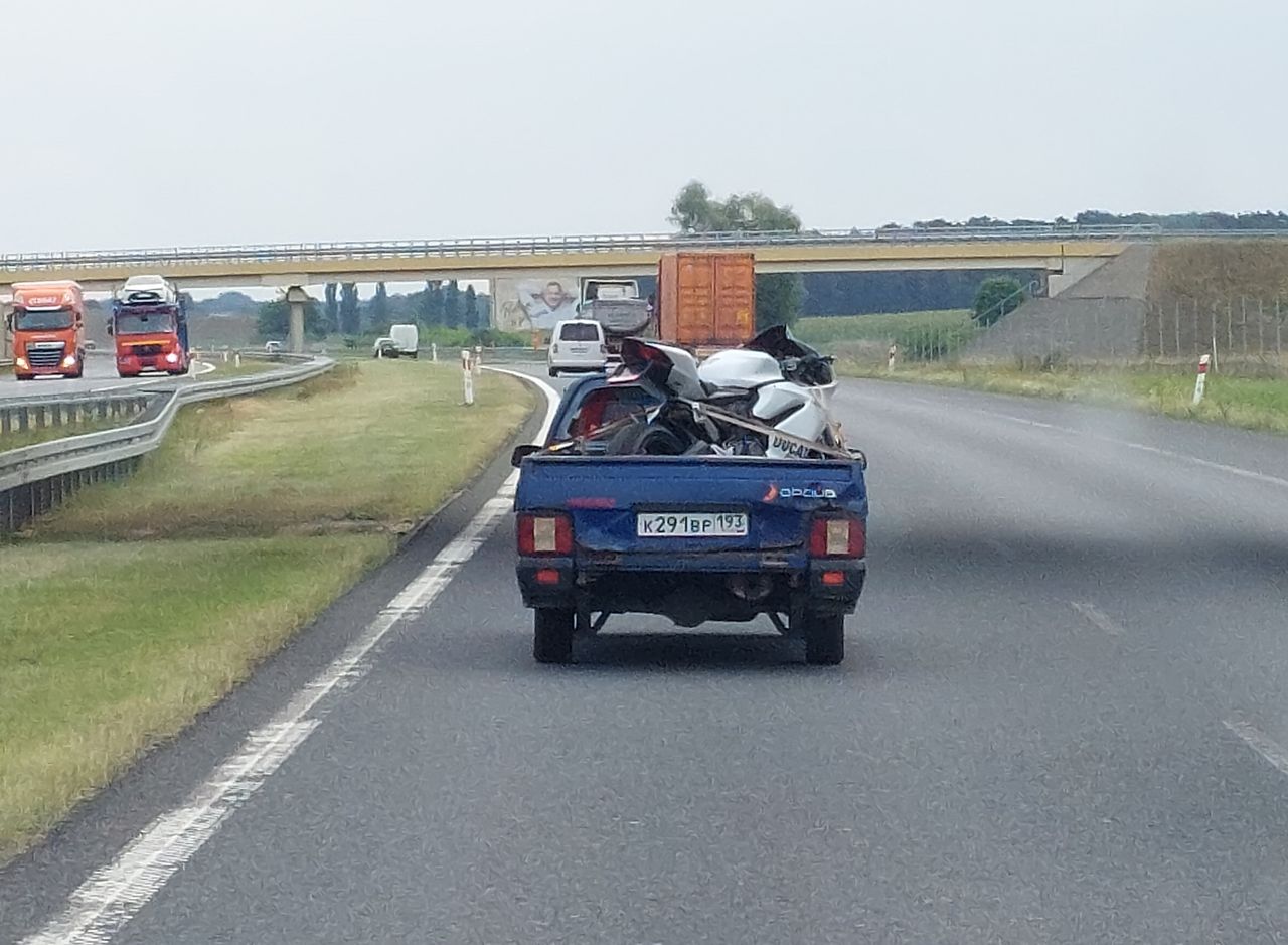 Z tyłu wygląda jak przyczepa. Okazało się, że to stara łada wioząca drogi motocykl