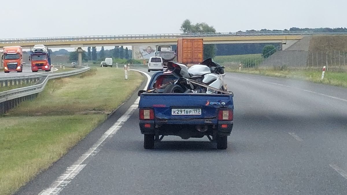 To zdjęcie sugeruje, że możemy mieć do czynienia z niezbyt urodziwą przyczepą własnej produkcji