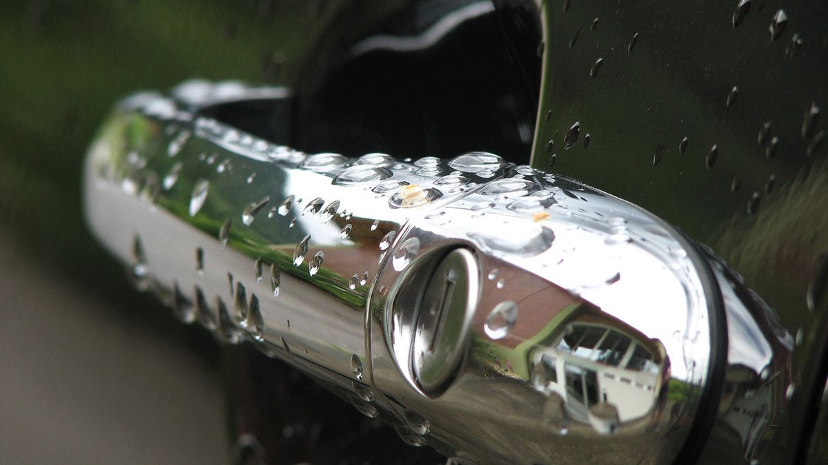 Po naciśnięciu guzika na kluczyku zawsze warto jeszcze szarpnąć za klamkę