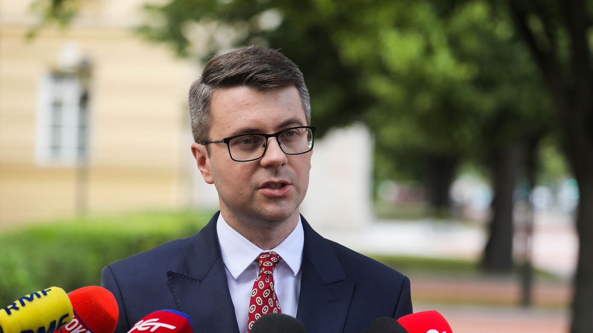 Na zdjęciu rzecznik rządu Piotr Müller na briefingu prasowym przed Kancelarią Premiera