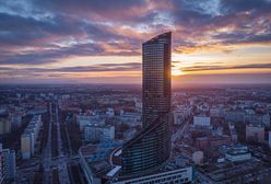 Noc Muzeów 2021. Sky Tower dołącza do zabawy. Nocna panorama Wrocławia zapiera dech w piersiach