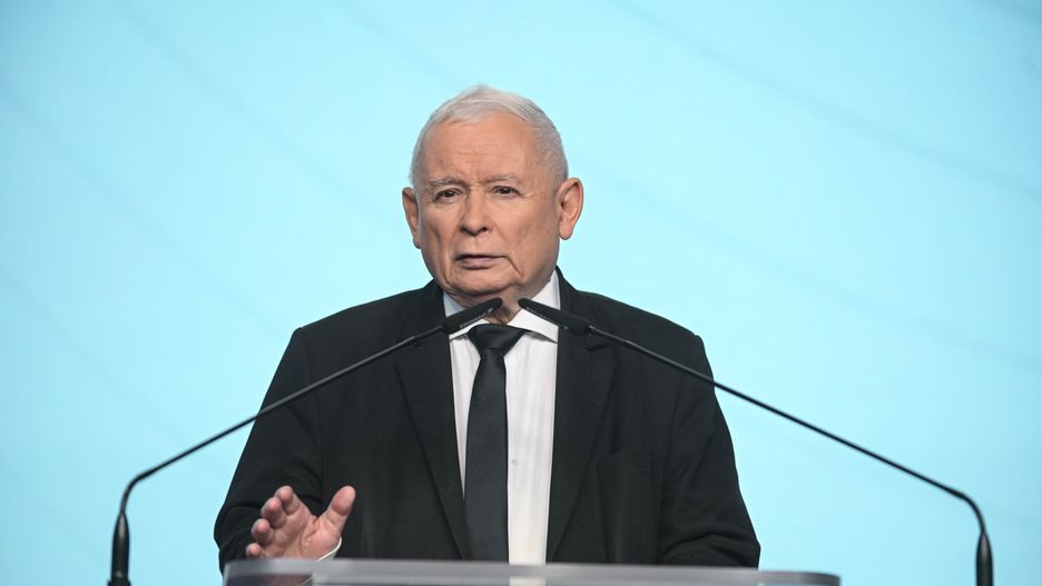 Warszawa, 08.12.2025. Prezes Prawa i Sprawiedliwości Jarosław Kaczyński podczas konferencji prasowej w siedzibie ugrupowania przy ul. Nowogrodzkiej w Warszawie, 8 bm. (sko) PAP/Marcin Obara