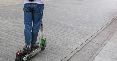 Psy zaatakowały chłopca na hulajnodze. Dziecko spadło do potoku