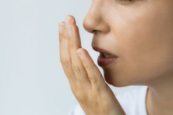 Budzisz się z gorzkim smakiem w ustach? Pilny sygnał od wątroby