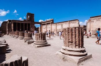 Atak seksualny w Pompejach. Ofiarą 17-latek