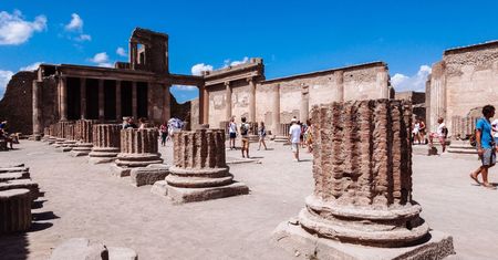 Atak seksualny w Pompejach. Ofiarą 17-latek