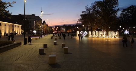 Ratusz przekalkulował – nie opłaca się wyłączać iluminacji na deptaku i Placu Litewskim. „Niewielkie oszczędności”