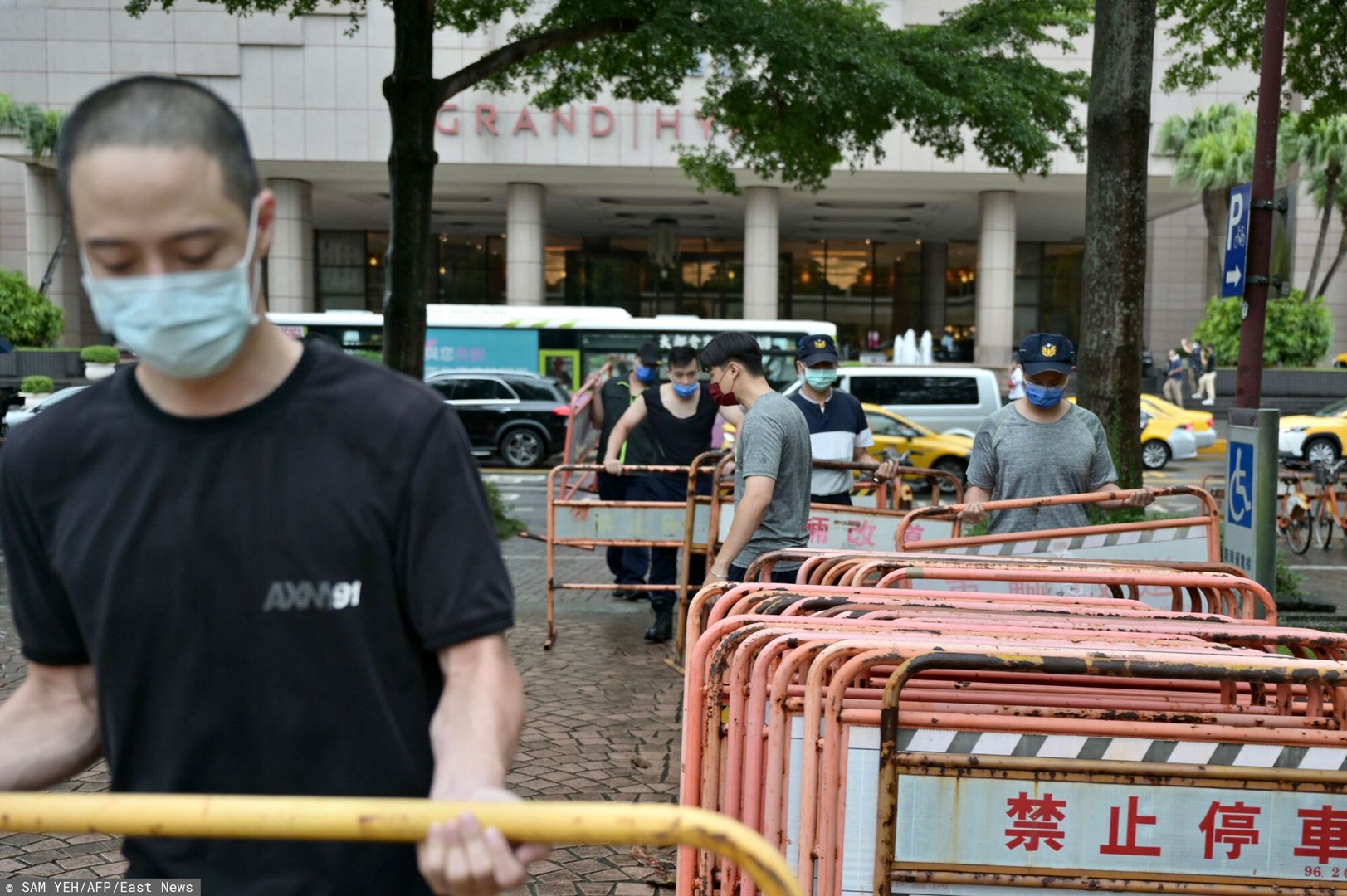 Temporary
Workers build a security zone outside a local hotel in Taipei on August 3, 2022, where US House Speaker Nancy Pelosi might be staying. (Photo by Sam Yeh / AFP)
SAM YEH