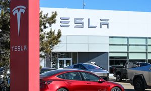 Tesla wzywa 20 tys. aut do serwisu. Bo świecą zbyt jasno