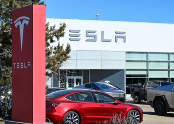 Tesla wzywa 20 tys. aut do serwisu. Bo świecą zbyt jasno