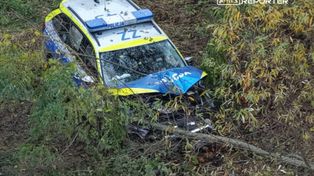 Warszawa: Pościg pod miastem. Policyjny radiowóz uderzył w drzewo. Ranny policjant