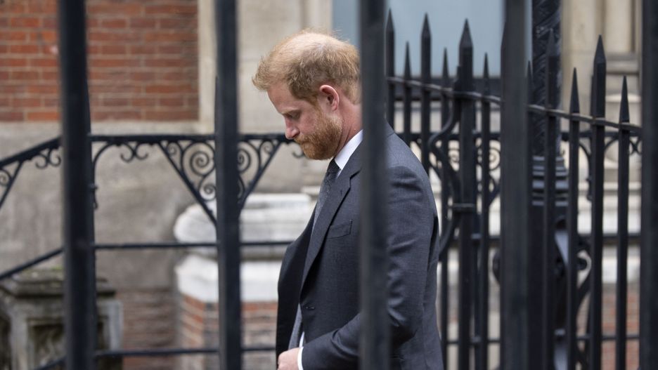 Prince Harry appears at UK High Court in Associated Newspapers hearing
epa10547175 Britain's Prince Harry, Duke of Sussex leaves Royal Courts of Justice after a hearing related to privacy lawsuit against Associated Newspapers, in London, Britain, 28 March 2023. The British royal appeared along with others who are suing the Daily Mail newspaper over alleged phone-tapping and breaches of privacy.  EPA/TOLGA AKMEN 
Dostawca: PAP/EPA.
TOLGA AKMEN