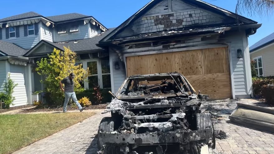 Ogień pojawił się w garażu i szybko przeniósł na resztę budynku