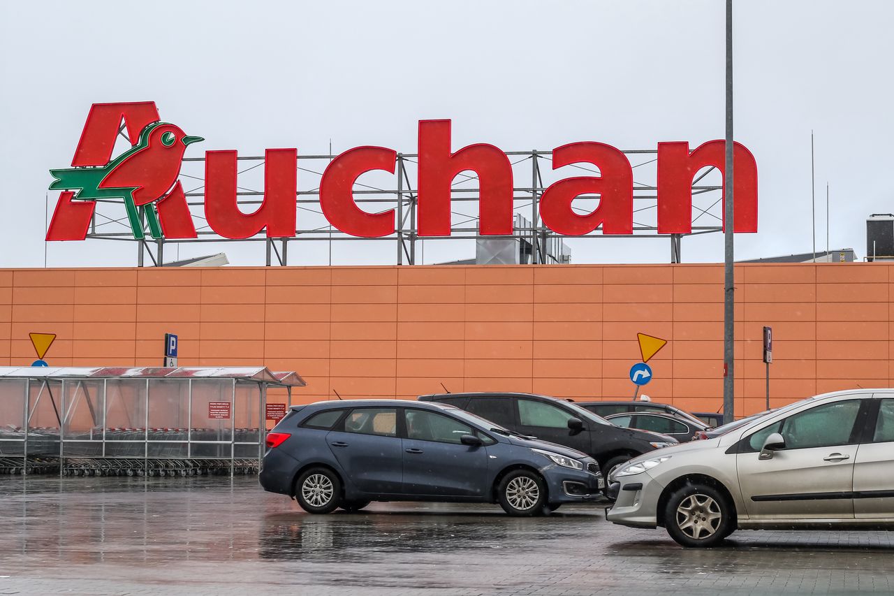 "Część pracowników otrzyma niższe wynagrodzenie". Wrze w Auchan