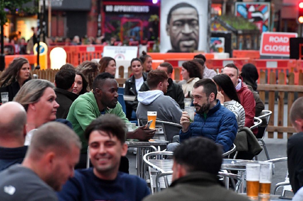 Wielka Brytania otworzyła puby. Epidemia koronawirusa natychmiast się wzmogła