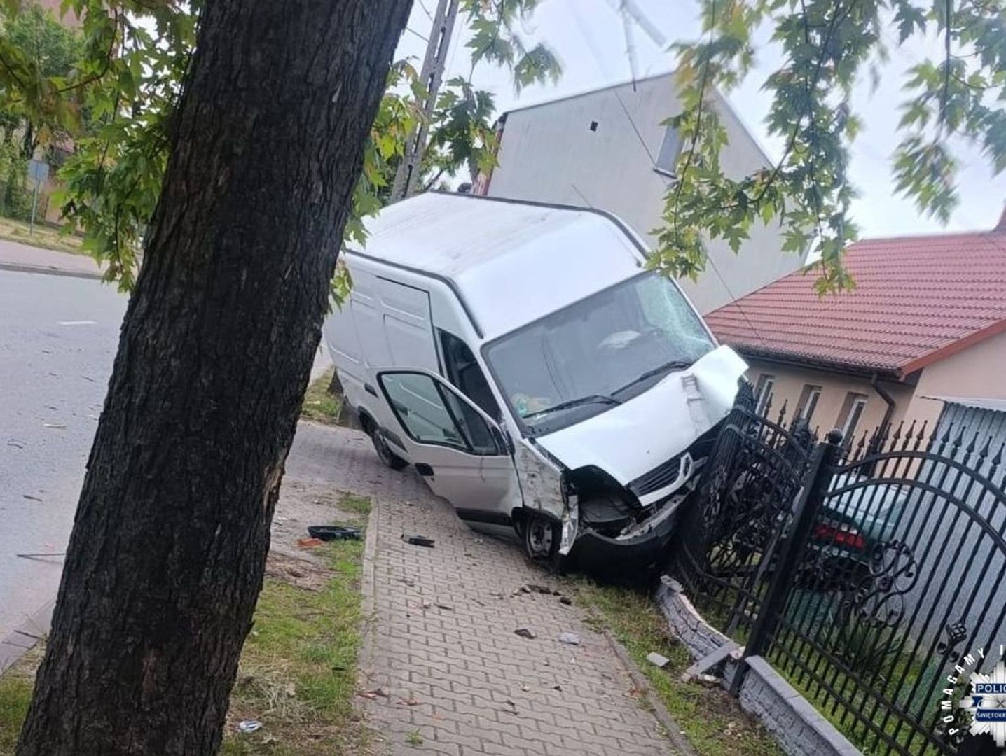 Wystarczyło 0,3 promila, żeby narobił czegoś takiego. Samochód wbił się w stalowe ogrodzenie